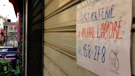 Summer closure notification on a Milan shop. Photo by La Repubblica. 